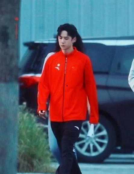 王一博吃瓜爆料最新图片,娱乐圈幕后真相大揭秘  第2张